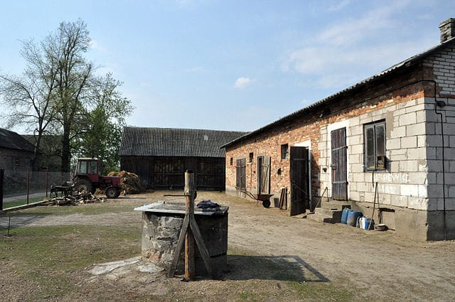 http://www.cornucopia.org/wp-content/uploads/2014/02/Poland-Rural_farm.jpg